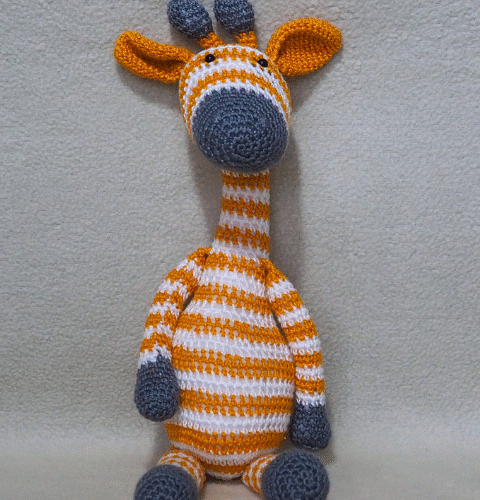 Handgemaakte gehaakte giraffe gestreept