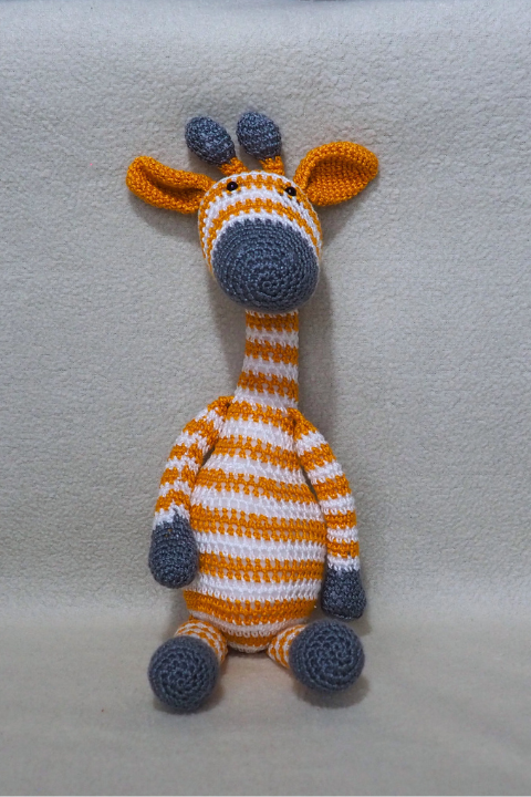 Handgemaakte gehaakte giraffe gestreept