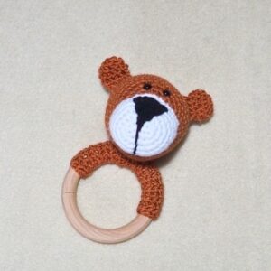 Gehaakte bijtring beer donkerbruin