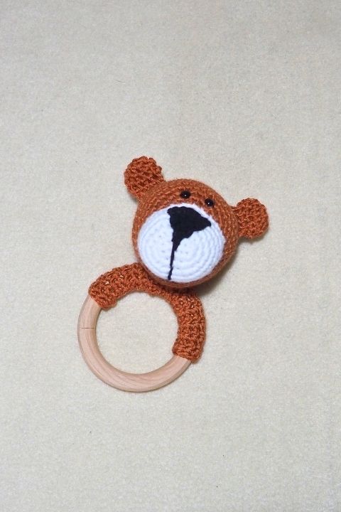 Gehaakte bijtring beer donkerbruin